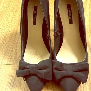 Black pumps